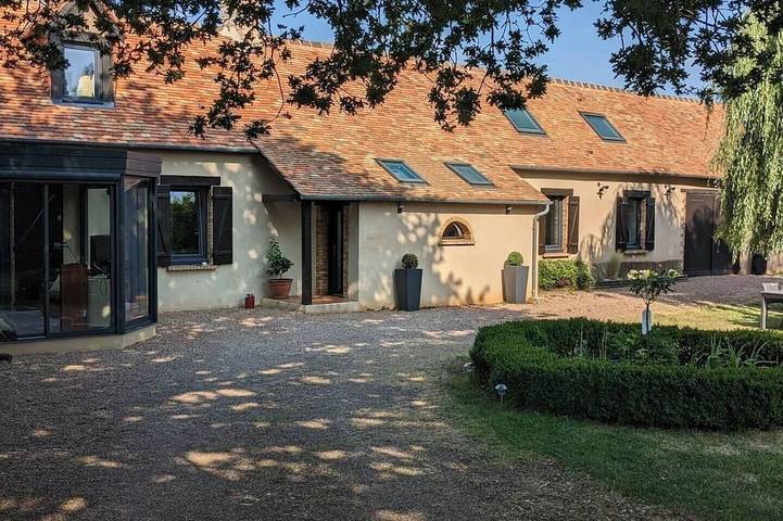 Location de vacances pour 10 personnes, avec jardin à Saint-Georges-du-Bois (Sarthe)