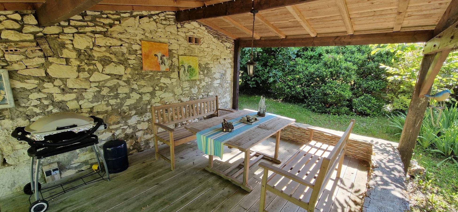 Gîte romantique Cezanne avec jacuzzi, deux terrasses et coucher de soleil en Lot-et-Garonne in Douzains, Région de Villeneuve-sur-Lot