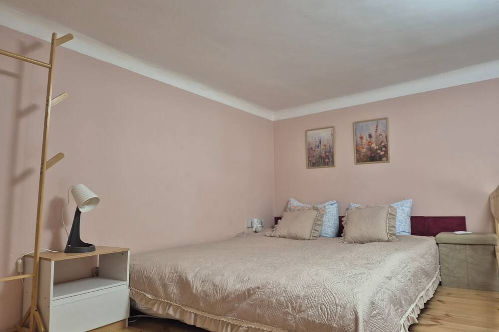 Entire apartment, Charming 1-bedroom apartment in historic Budapest with Ac in Budapest, Central Hungary