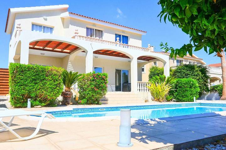 Holiday rental for 6 people, with terrace and garden in Peyia