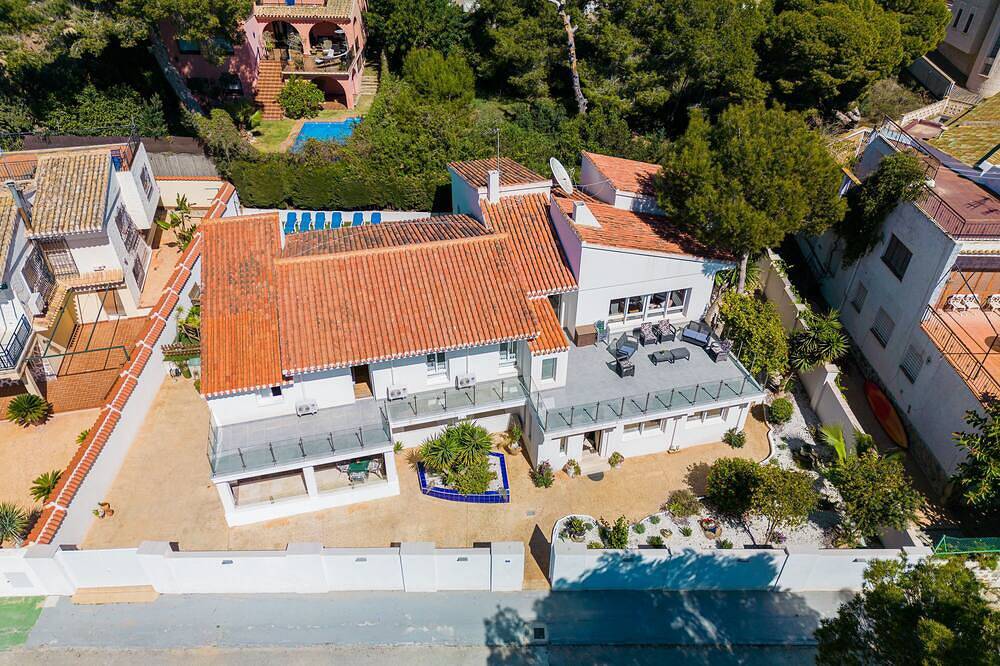 Die luxuriösen und geräumigen 8-Bett-Villa mit 4 Bädern und großem Pool nahe am Strand in Dehesa de Campoamor, Orihuela