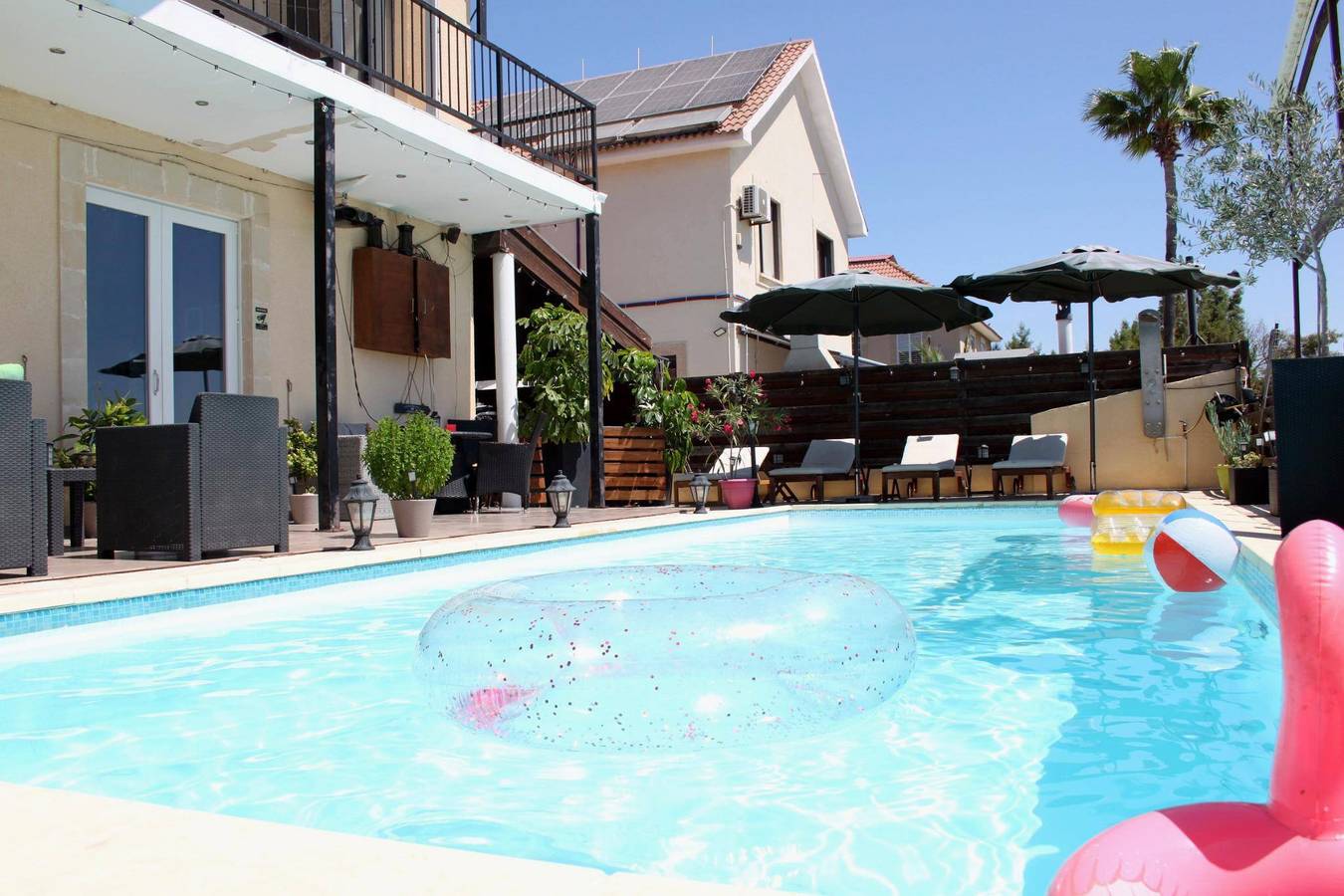 Comfy room with sea view in Villa private pool in Larnaca Distrikt