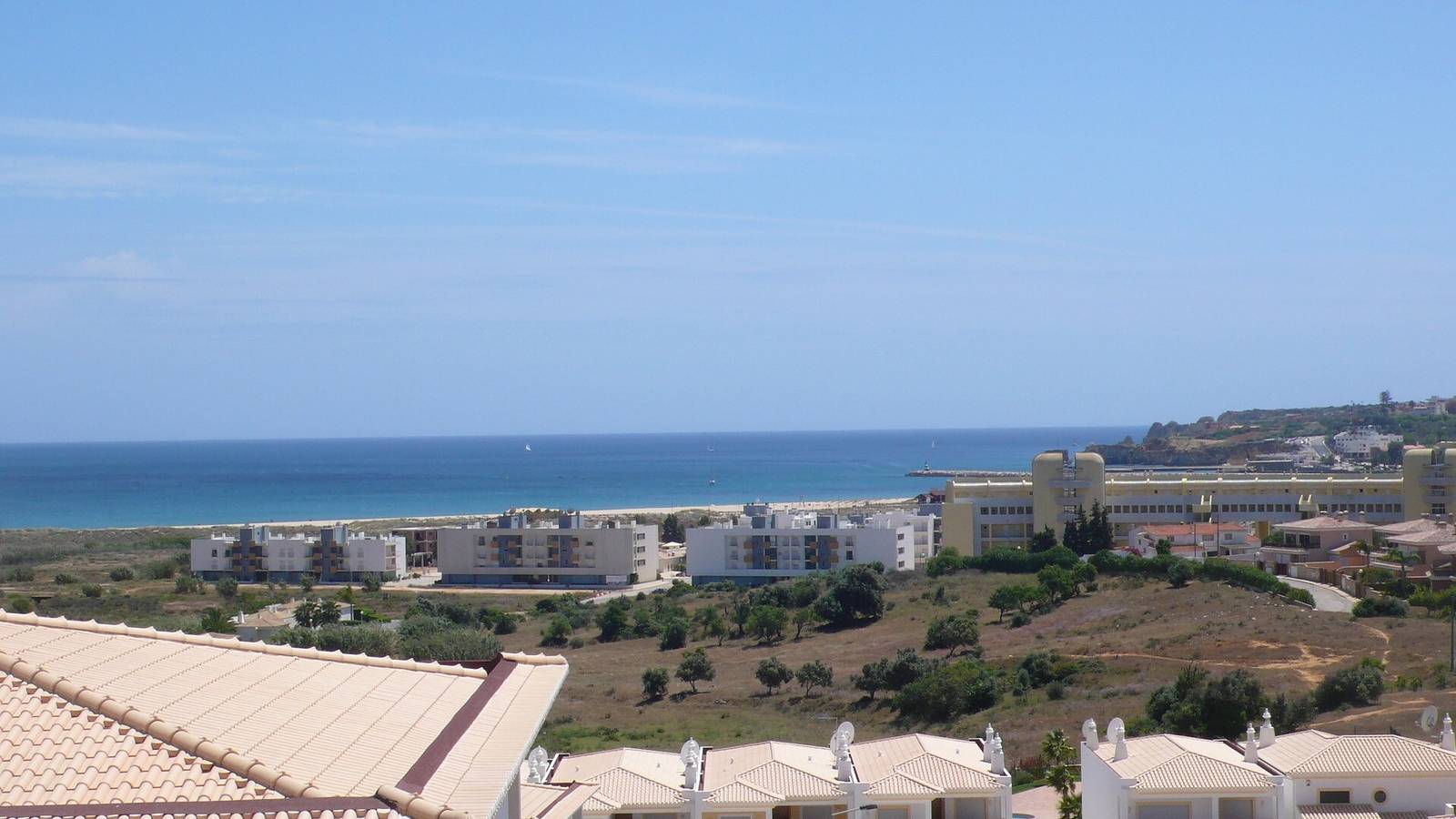 Apartamento inteiro, Apartamento "Meia Praia" com vista para o mar, Piscina, Wi-Fi, Varanda & Jardim; Estacionamento in São Sebastião, Lagos