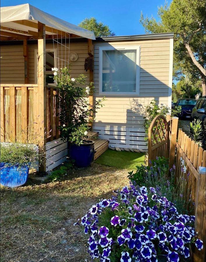 Camping pour 4 personnes, avec terrasse et bassin pour enfant ainsi que piscine et jardin à La Roque-d'Anthéron - 4