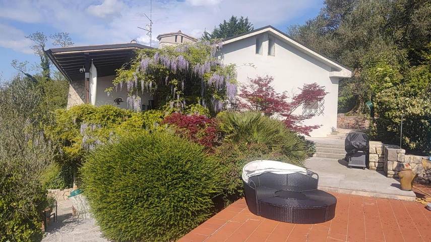 Villa für 10 Personen, mit Seeblick und Pool sowie Garten und Ausblick, mit Haustier am Gardasee - 4