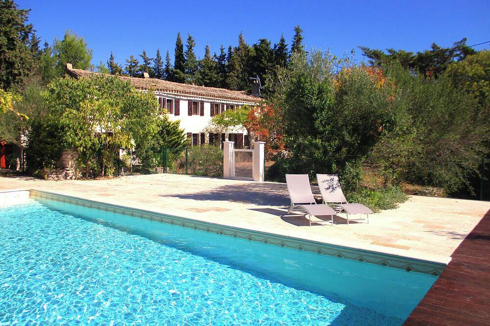 Entire apartment, 100% quiet in Uzès! Swimming-pool 12X8m, 60m²+private terrace, big garden, Wifi in Uzès, Nimes region