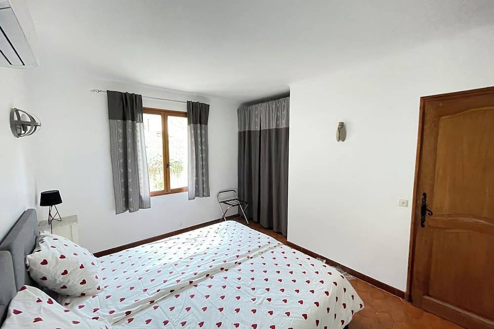 Roussillon: a house in the village centre for 4-6 with a garden & swimming pool in Roussillon, Parc naturel régional du Luberon