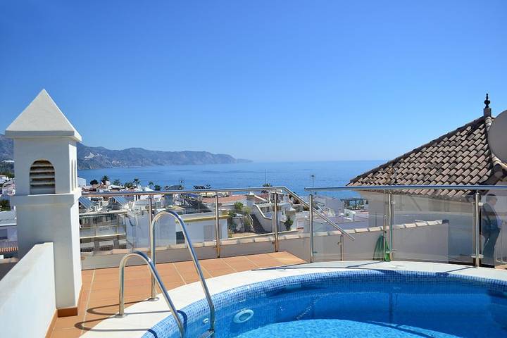 Apartament wakacyjny dla 4 osób, z widok na ocean i basen oraz taras, zwierzęta dozwolone w Nerja