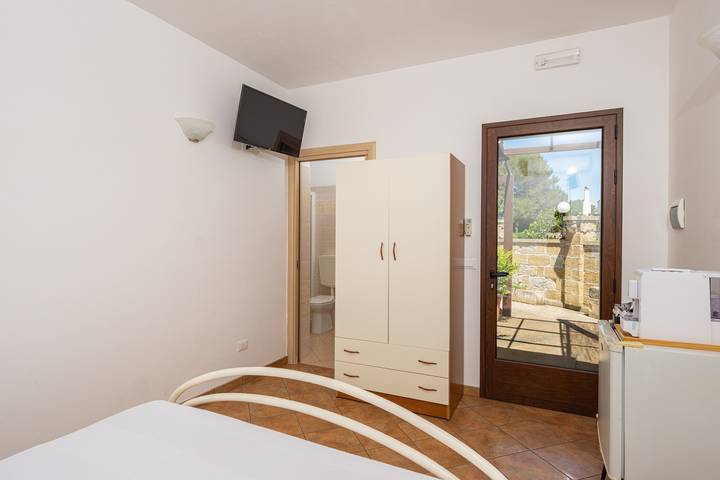 'Angeli Nel Salento - C H - Vento' Room with Private Terrace, Wi-Fi & Air Conditioning in Santa Cesarea Terme, Lecce Province