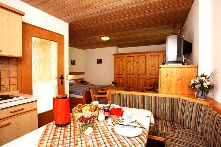 Ganze Ferienwohnung, Haus Krautloider - Ein-Raum-Ferienwohnung, Dusche/Wc, Küche, Terrasse in Reit im Winkl, Bayerische Alpen
