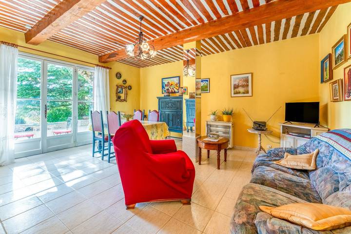 Hel lejlighed, Apartment 'Gîte Le Séguret' with Mountain View and Wi-Fi in Entrechaux, Regional Naturpark i Mont-Ventoux