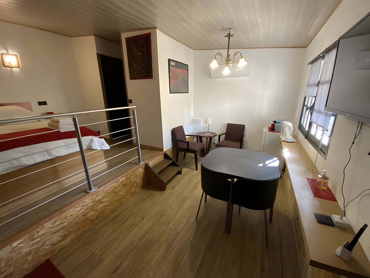 Bed and Breakfast 'Rouge' con piscina compartida, Wi-Fi y aire acondicionado in Nimes, Region de Nimes