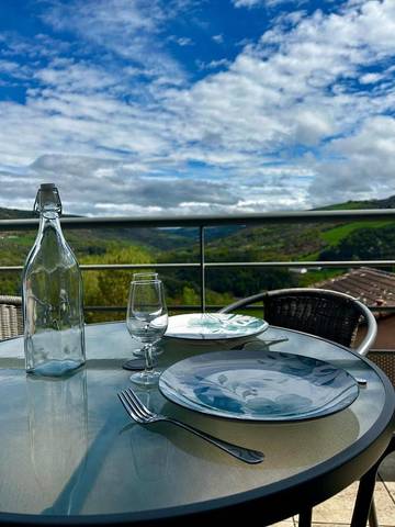 Gîte pour 4 personnes, avec vue ainsi que terrasse et piscine à Trébas