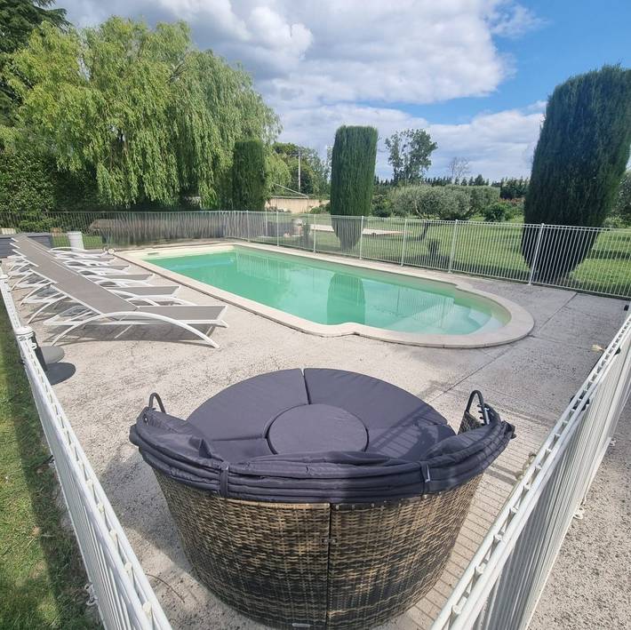 Gîte pour 4 personnes, avec piscine ainsi que jardin et terrasse