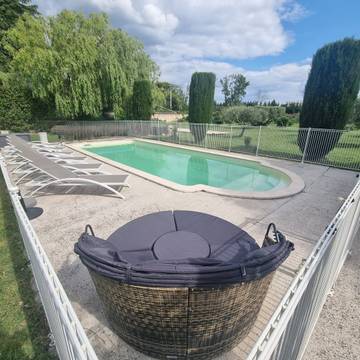 Gîte pour 4 personnes, avec jardin ainsi que terrasse et piscine à Le Thor