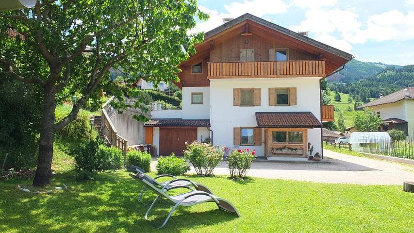 Ferienwohnung für 2 Personen, mit Terrasse und Garten sowie Ausblick in Cavalese