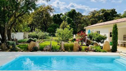 Gîte pour 4 personnes, avec piscine ainsi que terrasse et jardin dans Casamozza
