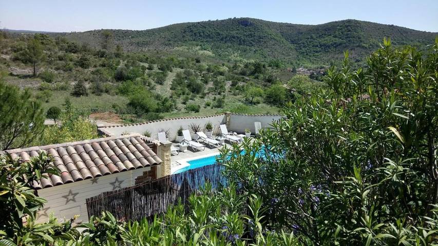 Gîte pour 6 personnes, avec piscine ainsi que jardin et vue à Uzer