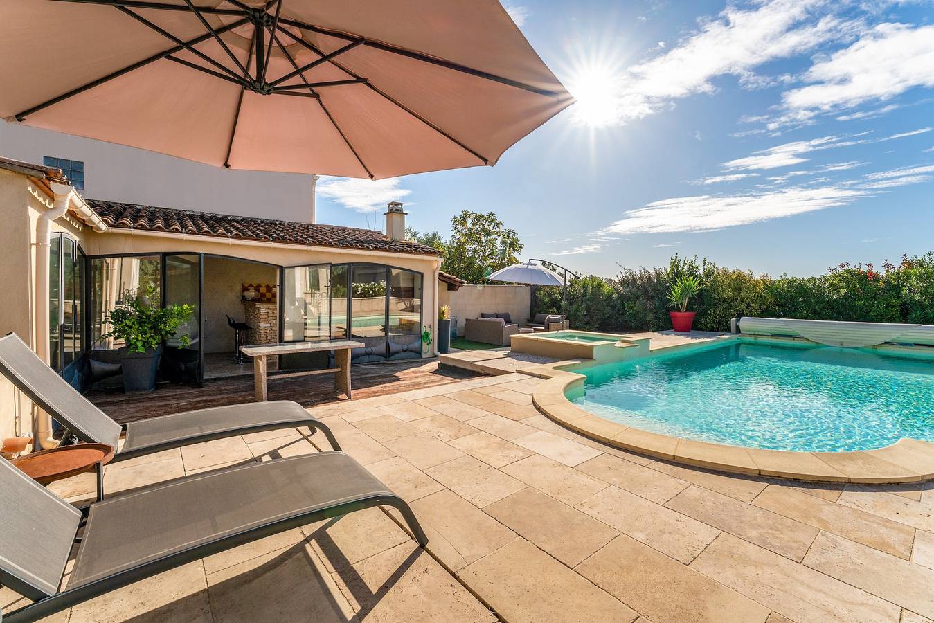 Villa « Plein Soleil » avec piscine privée, Wi-Fi et climatisation in Sarrians, Vaucluse