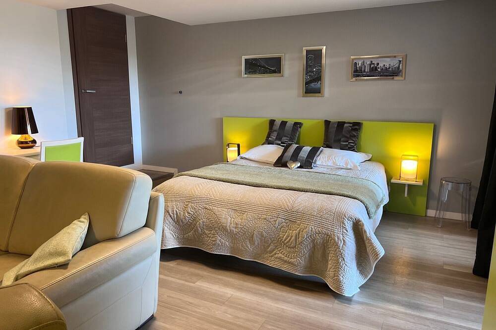 Appartement entier, Magnifique Studio dans Villa Contemporaine au Calme avec Piscine & Parking Privé in Beaumont-lès-Valence, Région de Valence