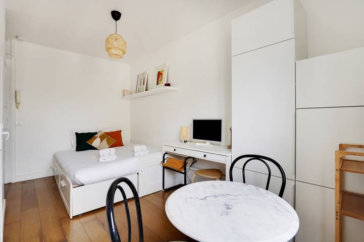 Studio entier, A Canal St Martin Lovely Room in Paris 10e Arrondissement, Paris