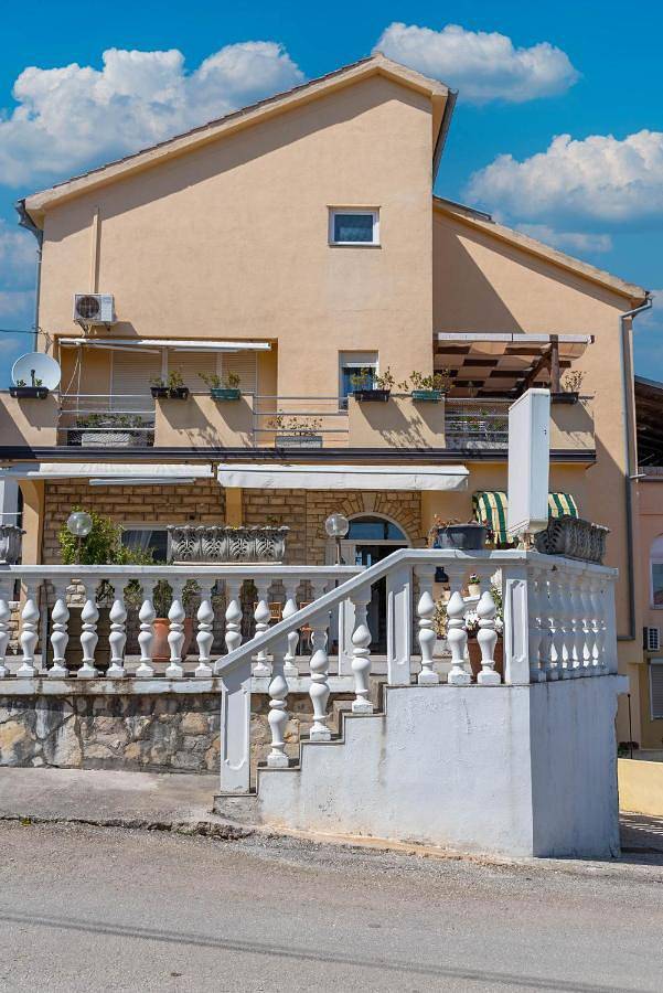 Ferienhaus für 2 Personen, mit Terrasse und Pool