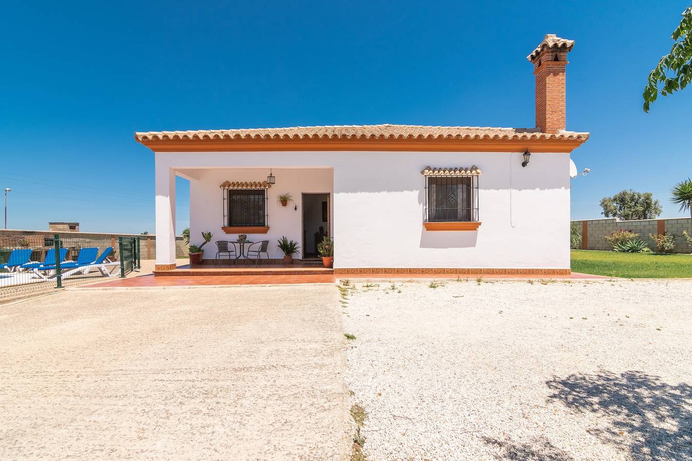 Encantadora casa con piscina, terraza, jardín y Wi-Fi; Mascotas permitidas, estacionamiento disponible in Conil de la Frontera, Costa de la Luz