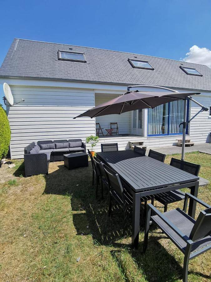 Gîte pour 11 personnes, avec piscine et jardin, adapté aux familles à Montmartin-sur-Mer