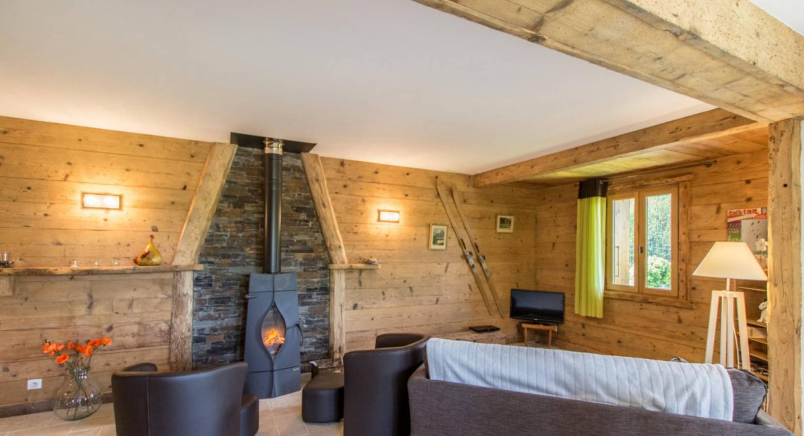 Appartement entier, Appartement 'Le Soli - 5 Pers' avec vue sur les montagnes, jardin privé et Wi-Fi in Taninges, Région de Bonneville