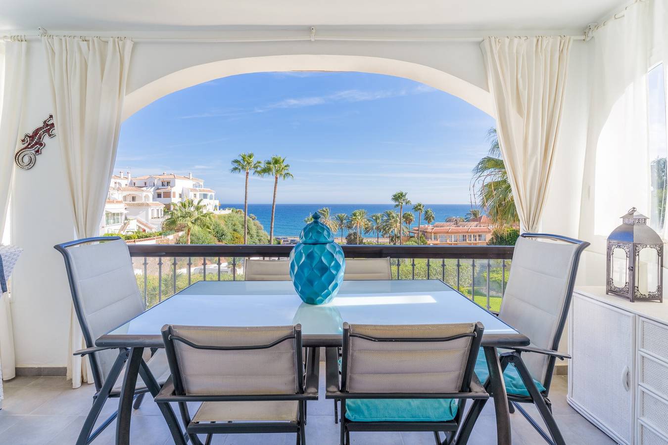 Entire apartment, Apartment 'Frente Al Mar Mijas' with Sea View, Shared Pool and Wi-Fi in Playa El Bombo, Mijas