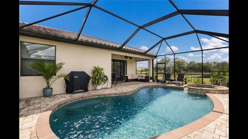 Vacation rental for 8 people, with sauna and pool as well as yard and hot tub, with pets in North Port FL