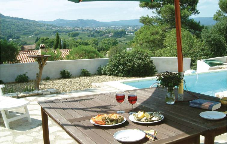Appartement au bord de la piscine avec vue sur la rivière in Pierrerue, Côte méditerranéenne (France)