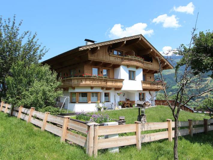 Ferienwohnung für 6 Personen, mit Balkon und Garten sowie Ausblick im Zillertal