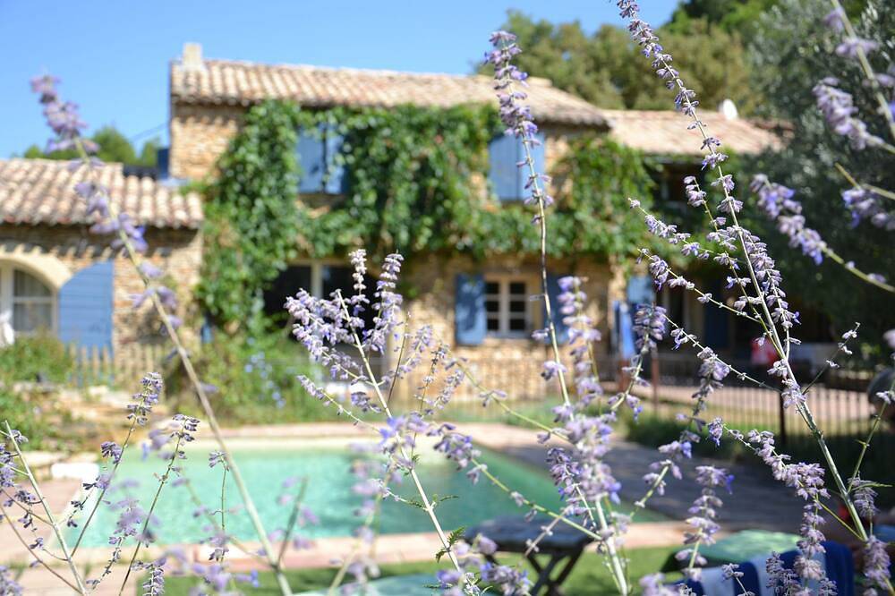 Piolenc: Exceptional Grand Mas Provençal on a hillside on the edge of a forest in Piolenc, Vaucluse