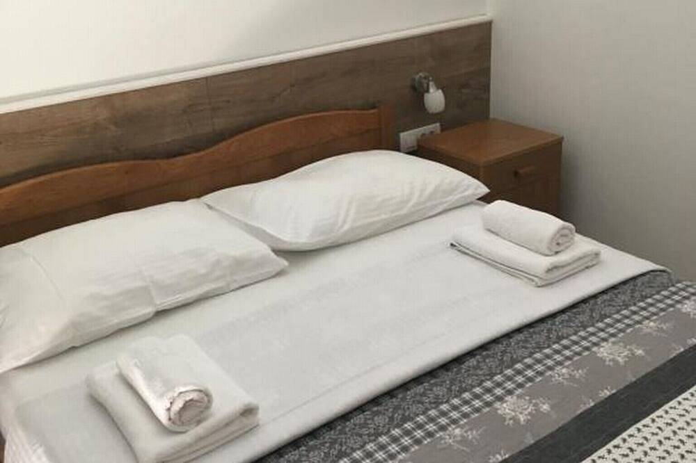 Guesthouse Family Bosnic - Duplex Family Room with Balcony - Gallery - 1 - 2 in Smoljanac, Plitvicemeren