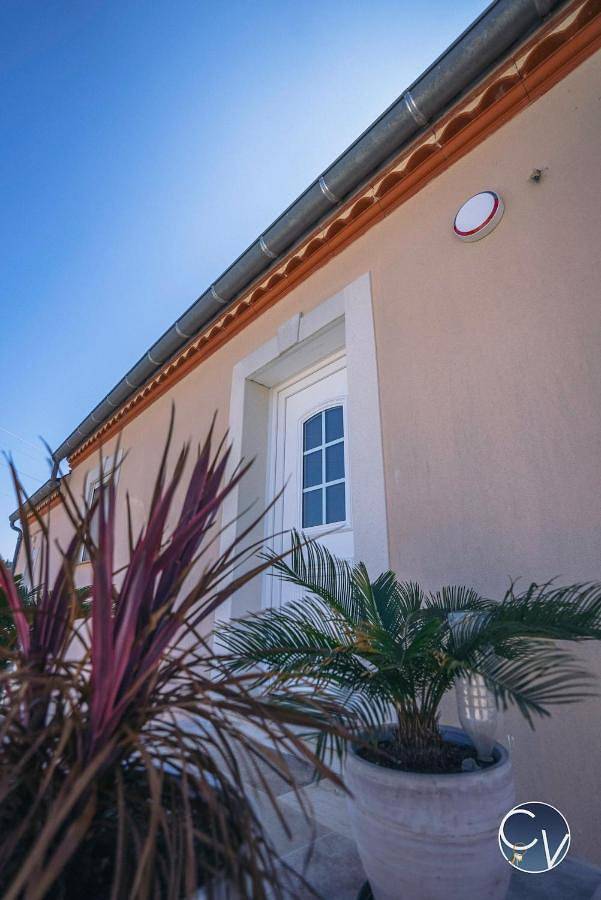 Location de vacances pour 10 personnes, avec piscine ainsi que vue et terrasse à Vénéjan - 3