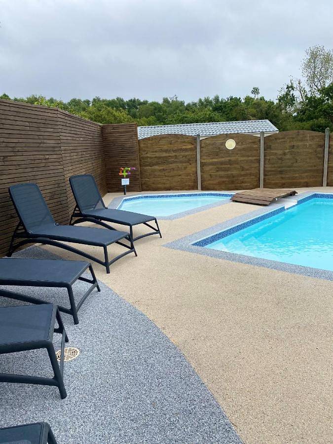 Camping voor 2 personen, met zwembad en terras in Perros-Guirec