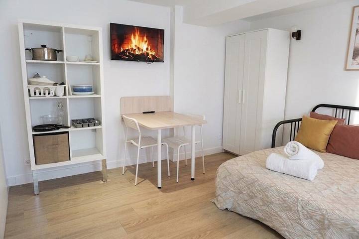 Ganze Wohnung, Tranquil Studio w/ Terrace, Free Parking, Near in Tassin-la-Demi-Lune, Lyon und Umgebung