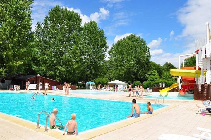 Zecamping 4* parc aquatique et piscine chauffée mobil-home Tv 27m2 in Monceaux-sur-Dordogne, Région de Tulle