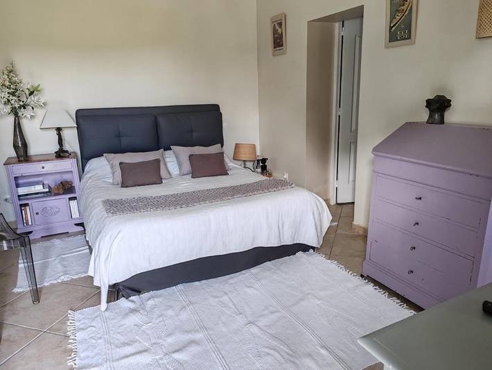 Chambre d’hôte pour 2 personnes, avec terrasse et piscine ainsi que jardin et vue