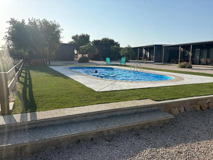 Camping für 6 Personen, mit Ausblick und Garten sowie Pool, mit Haustier in Pirovac