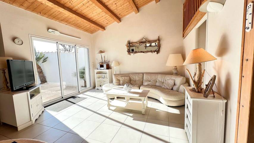 Gîte pour 4 personnes, avec jardin, animaux acceptés dans Plage De L Arnerault La Flotte - 3