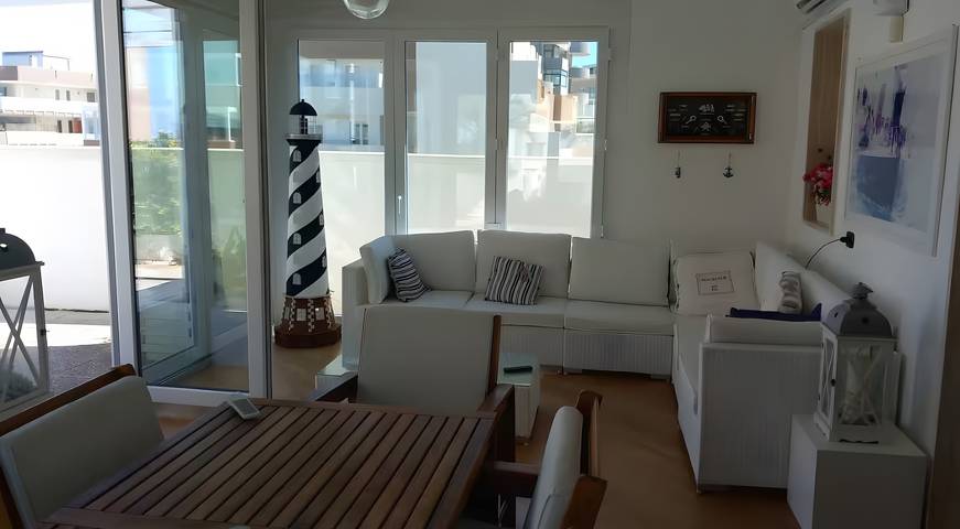 Entire apartment, ‘Sea View Suite Eventi Felici’ Apartment with Terrace, Sea View, Wi-Fi & Air Conditioning in Bari, Bari Province