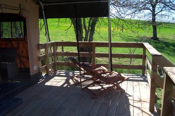 Tente pour 6 personnes, avec vue sur le lac et vue ainsi que jardin et bassin pour enfant dans l' Aveyron