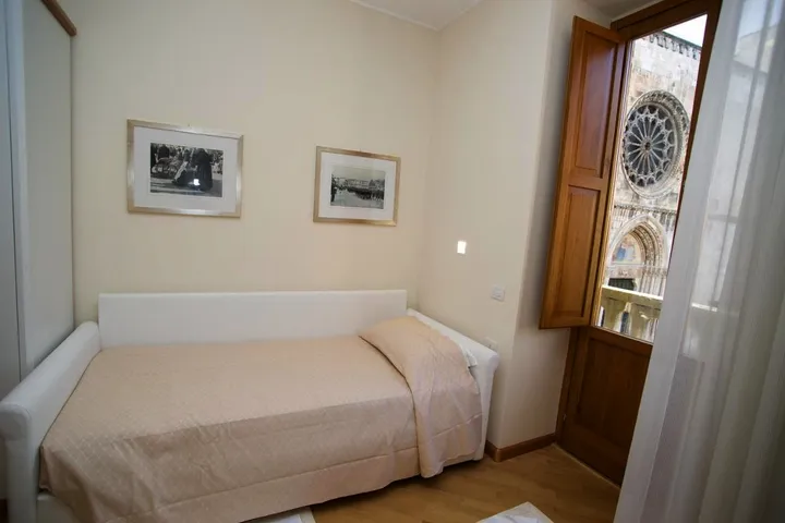 Alojamiento y desayuno para 3 personas, con vistas y terraza - 1