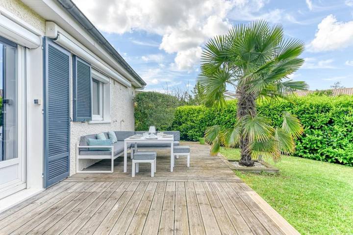 Location de vacances pour 10 personnes, avec piscine ainsi que terrasse et jardin à Lissieu - 2