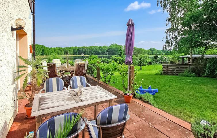 Ganze Ferienwohnung, Gemütliches Apartment am See mit privater Terrasse und Parkplatz in Vietmannsdorf, Templin