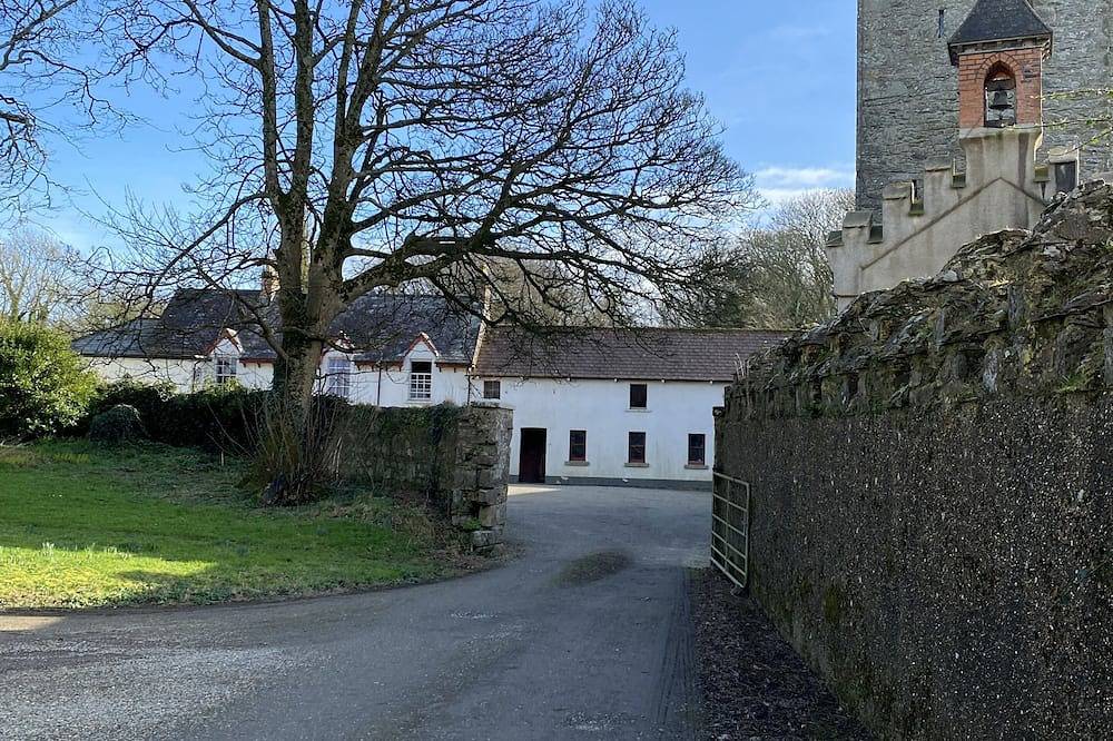 Coach house sleeping 8 in historic yard near gorgeous beaches . in Contea di Wexford (Irlanda)