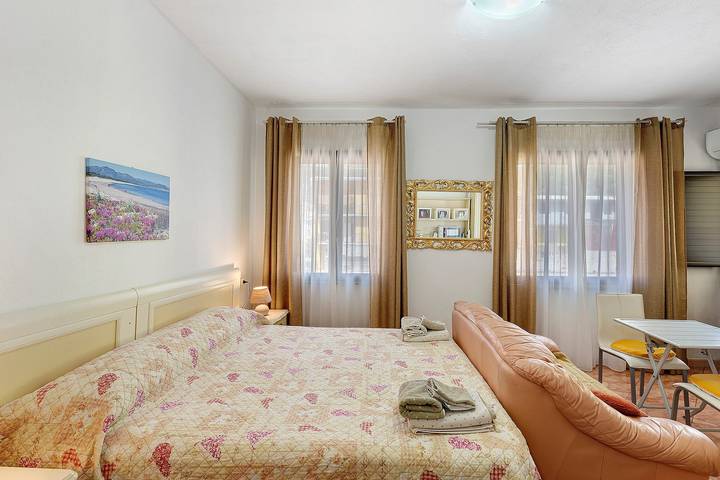 Ganzes Studio, Studio-Apartment 'Monolocale Yellow' mit Bergblick, Wlan und Klimaanlage in Siniscola, Nuoro Provinz