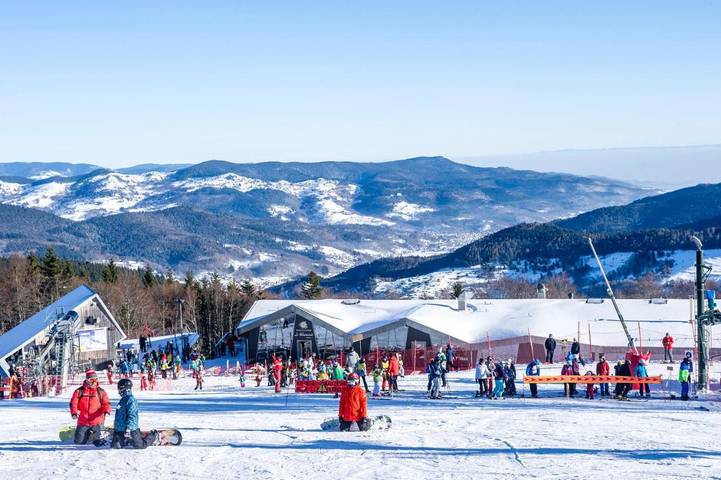 Parc de vacances pour 5 personnes, avec terrasse et vue ainsi que jardin et piscine en Alsace - 2